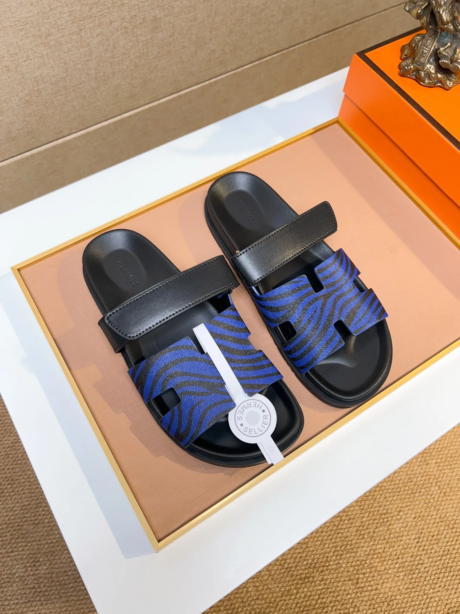 Men's clothing and shoes 💰340 💅💅💅 new arrival. Hermes Hermes official website latest counter synchronized new oran color leather H slippers, the original Paris version flew back to the original model and opened the mold to make it perfectly🍌The highest quality Sincerity, you can enter and leave the counter at will [Deyi] The upper is made of original customized  colored palm prints, crocodile print, ostrich print, colored cow leather, colored cow suede, 🤔 horse hair, 🥳 colored diamonds, 🥰 3D printing, and other genuine leather slippers, imported cow pattern foot pad lining, Italian  latest original genuine leather combination outsole Code number: 38-48 (customized at 46.47.48) Can be made into picture combination sole with genuine leather pattern and ordinary molded outsole